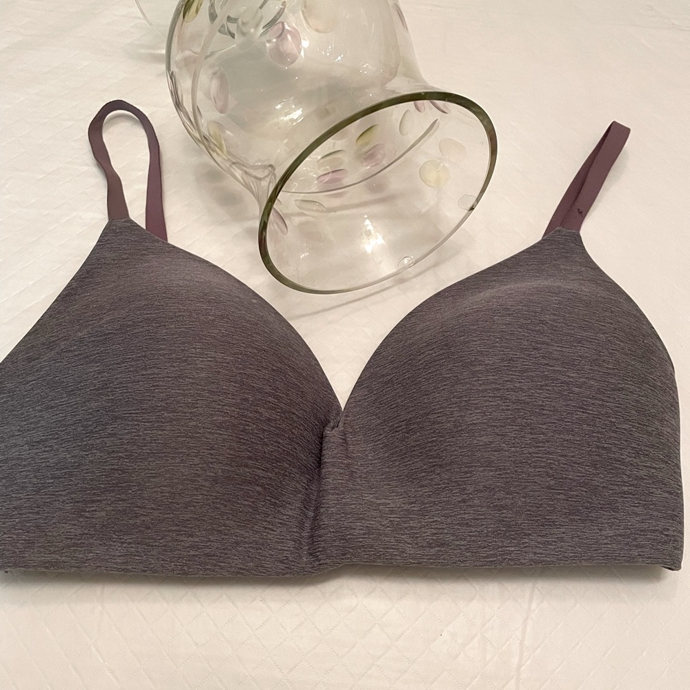 La Senza size 32/34 D/DD heather grey form fitted bra. Free of bottom wires.